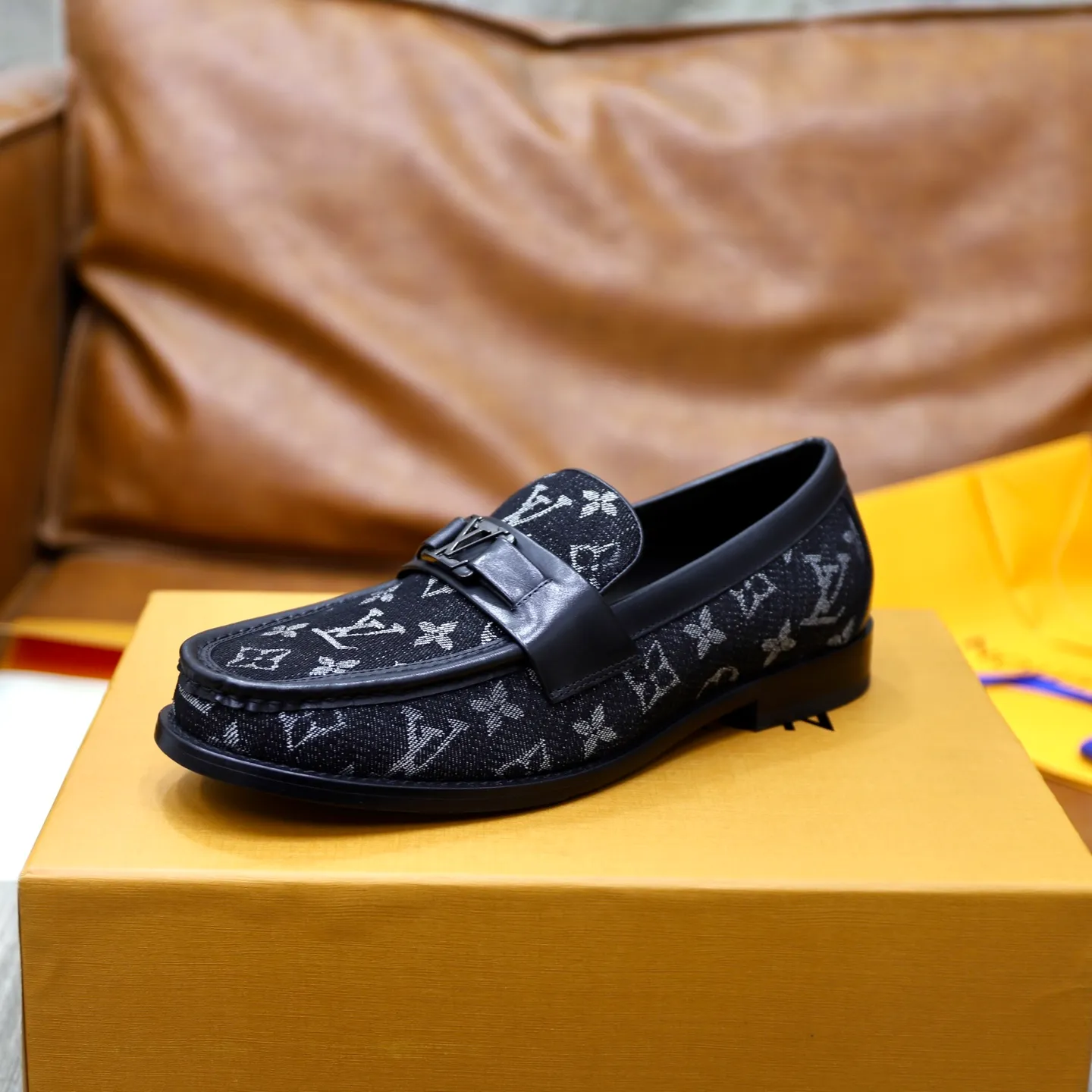 Men's shoes 💰: 💰900LV Louis Vuitton slip-on loafers, top quality products produced in Dongguan, ready for sale! This LV Glove loafer is made of selected soft cowhide, with a slightly wrinkled leather surface and a very high-end texture. Each pair is unique. The leather surface is light and soft, with a fine texture and good luster. It is a classic loafer style, with exquisite handmade mark stitching on the toe, and a square toe configuration to highlight the classic style. The horizontal band has hot-printed LV three-dimensional letters, semi-solid handcrafts and a genuine leather outsole, and a rubber patch on the heel to create wear-resistant performance and comfort. One of the must-have loafers for men! Comes with full original packaging! Code number: 38-39-40-41-42-43-44 (38, 45, 46 customized) standard leather shoe code